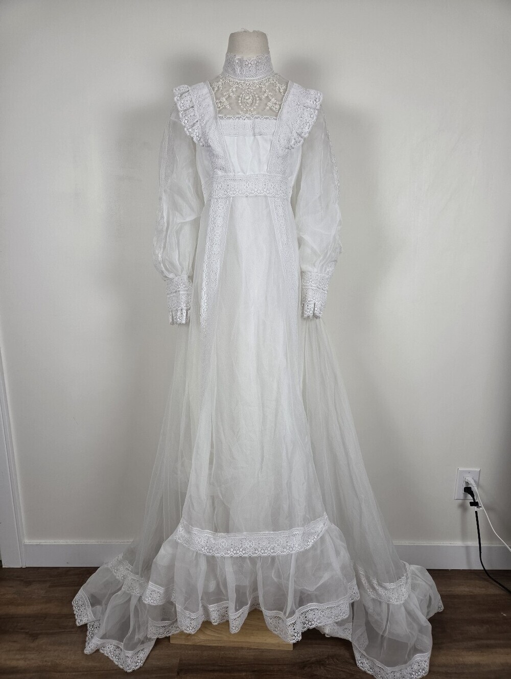 Victorian-Inspired White Lace Bridal Gown with High Neck and Sheer Puff Sleeves - Picture 13 of 13